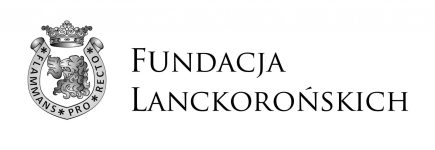 Logo Fundacji Lanckorońskich. Herb z królewską koroną nad tarczą, w której znajduje się lew i dewiza „Flammans pro recto”, obok nazwy „Fundacja Lanckorońskich”