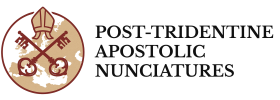 Logo Post‑Tridentine Apostolic Nunciatures (wersja bez tła). Okrągły emblemat z mapą Europy w beżowym odcieniu, na którym krzyżują się dwa bordowe klucze pod papieską tiarą, po prawej czarny, kapitalikowy napis „POST‑TRIDENTINE APOSTOLIC NUNCIATURES”